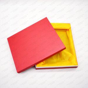 Hộp quà tặng giấy bìa cứng màu đỏ lót vải vàng